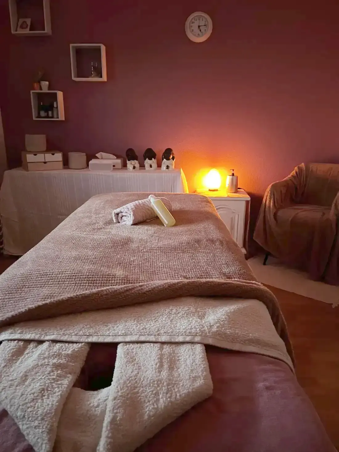 La cabine de soin de L'Instant Marie, lumière tamisée et lampe de sel